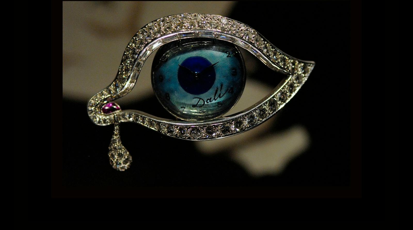 Pendiente ojo reloj en el Teatro y Museo Dalí