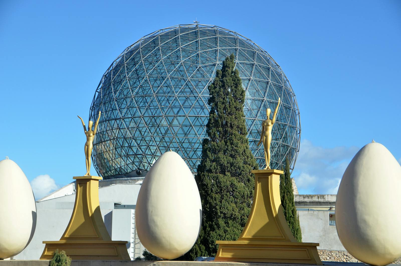 Dalí-teatteri-museo ja sen kultaiset veistokset
