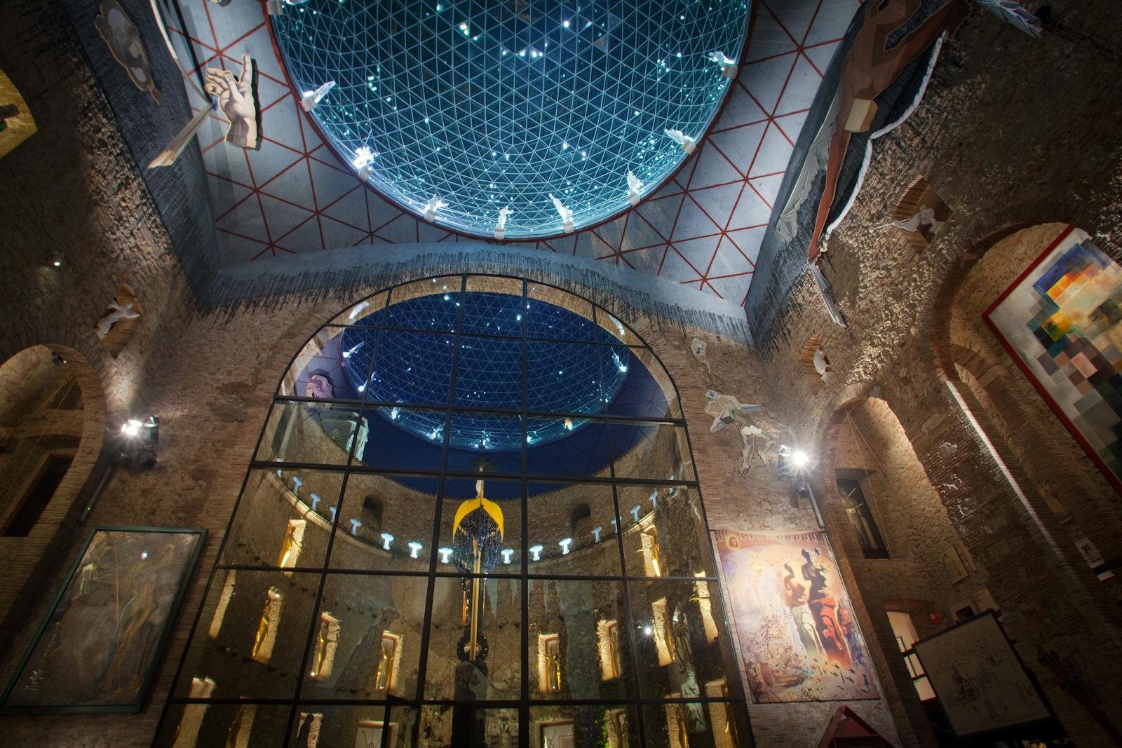 Belső nézet a Dalí Színház és Múzeumról