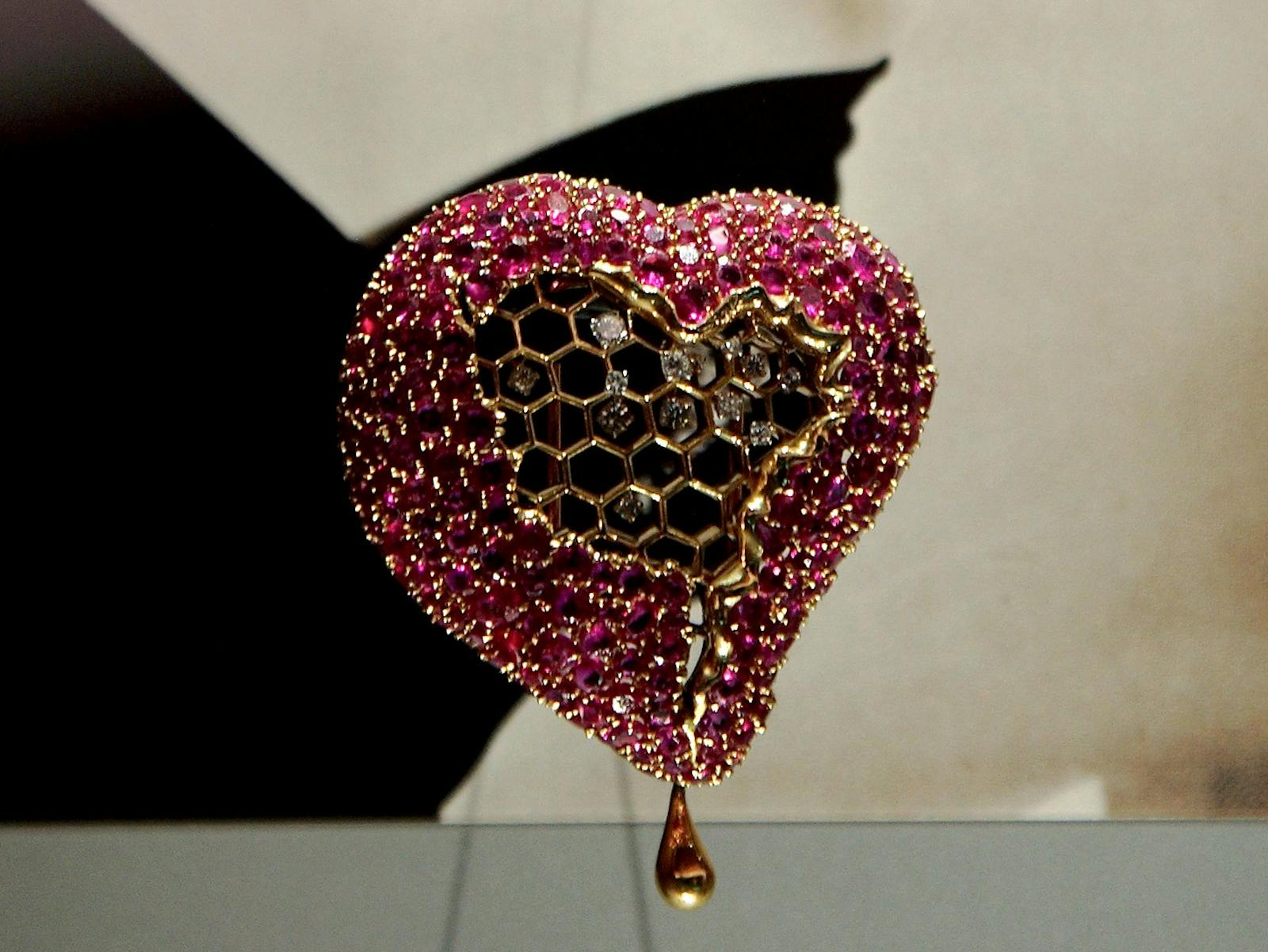 Gioiello a forma di cuore al Teatro e Museo Dalí