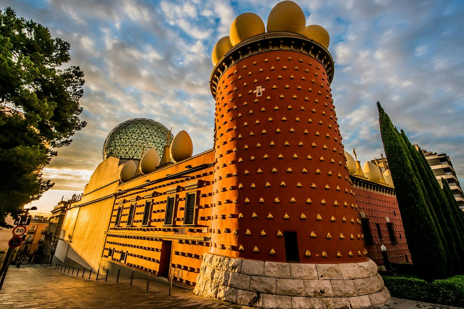 Lav vinkel på Teatre i Museu Dalí