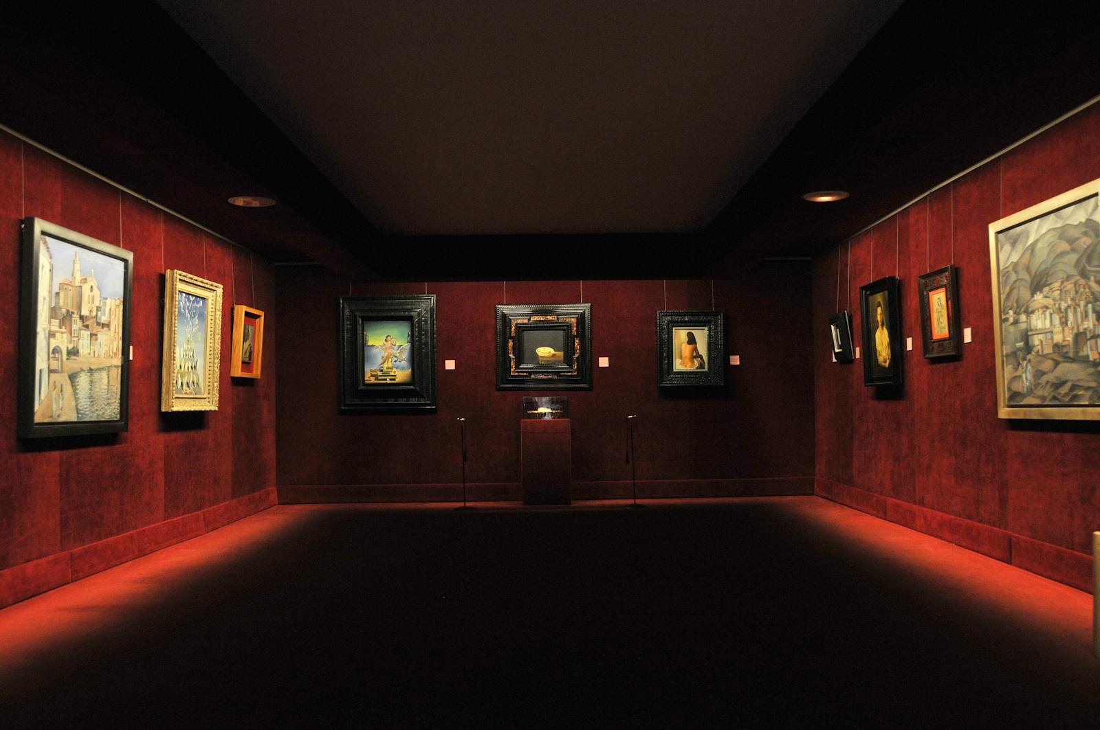 Mørk gallerirom ved Teatre i Museu Dalí
